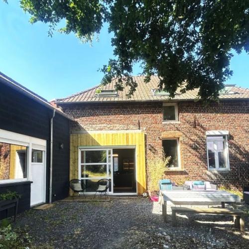 Maison de campagne bénéficiant de beaux volumes bâtie sur 18