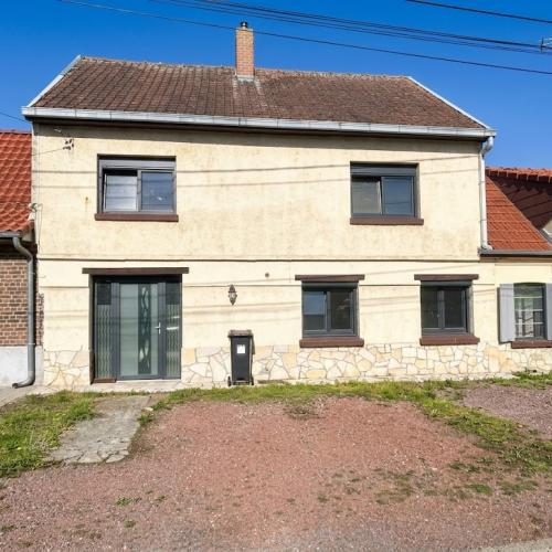 Maison mitoyenne à rénover, beau potentiel, secteur calme ! 