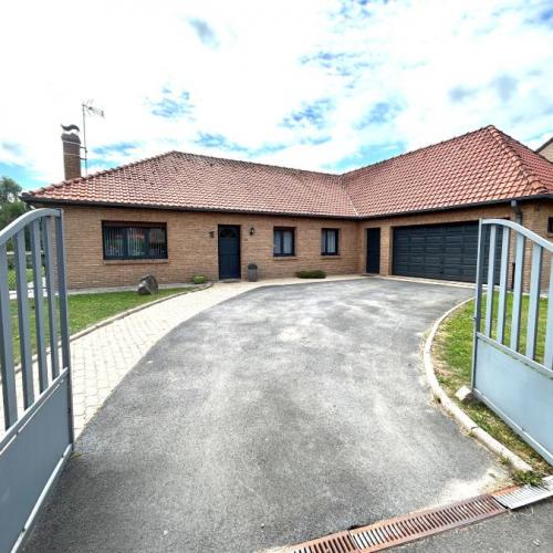 Beau plain pied individuel des années 90 développant 128m2 h