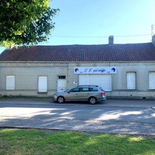 Centre du village, beau potentiel pour cette longère divisée