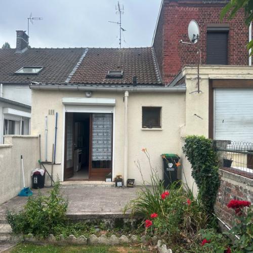 Maison de ville mitoyenne de 72,75m2 bâtie sur 183m2 de terr