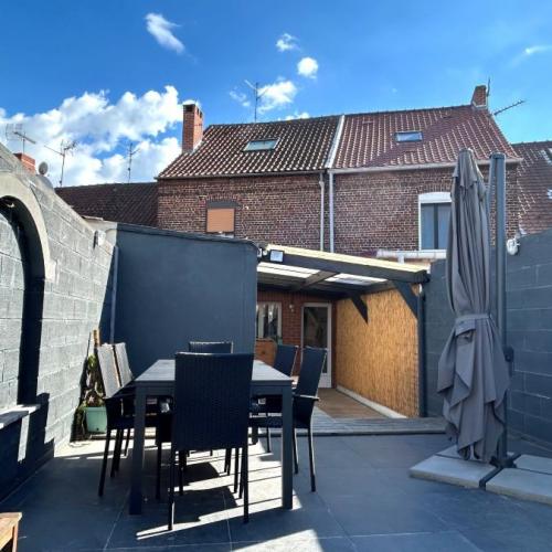 Maison 1930 mitoyenne rénovée développant 120m2 et bâtie sur