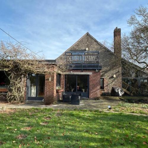 Belle maison de campagne bénéficiant de beaux volumes et bât