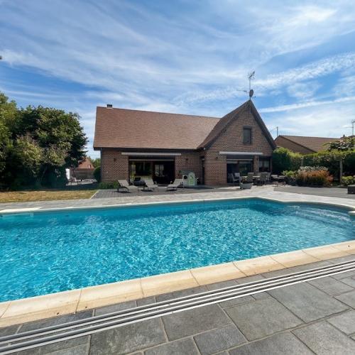 Fermette en L entièrement rénovée avec piscine chauffée déve
