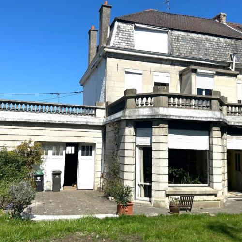 Maison bourgeoise semi individuelle située proche des commod