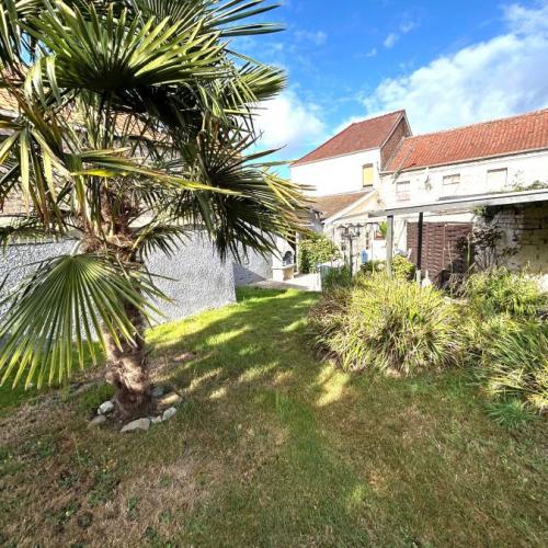 Maison semi individuelle située au coeur du village ! Très bo