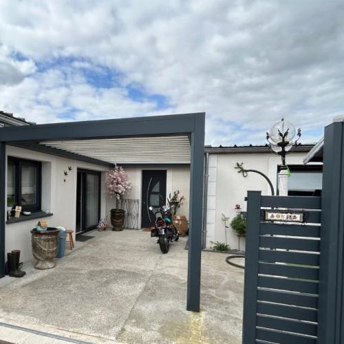 Plain-pied semi individuel entièrement rénové, avec extérieu