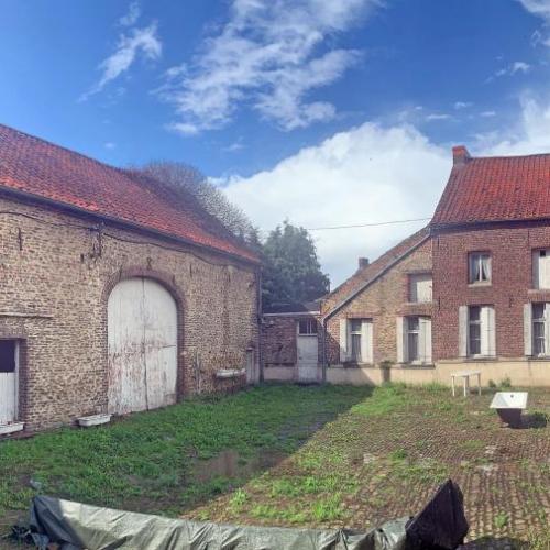 Fermette en U à rénover complétement située au centre du vil