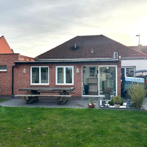 Proche commodités, plain-pied individuel entièrement rénové 