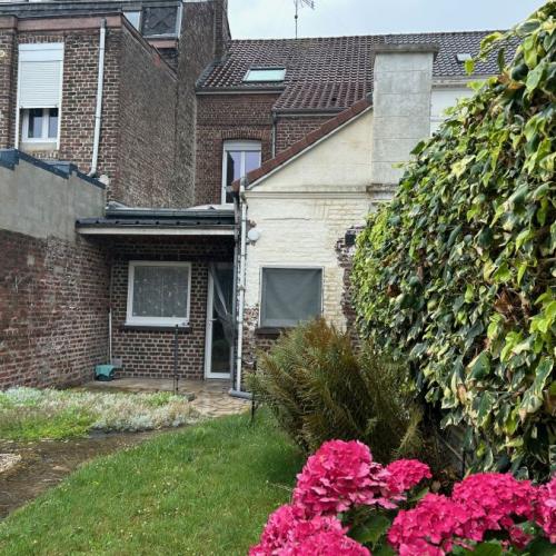 Maison 1930 mitoyenne rénovée avec garage, développant 119m2