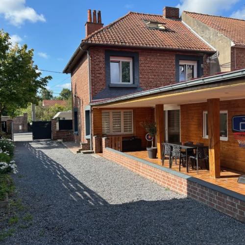 Maison semi individuelle rénovée avec gout, développant 125m