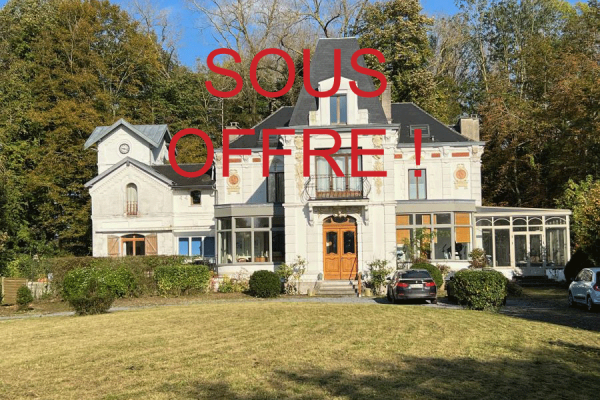 Château des années 30 avec maison d'invitée et dépendances, 