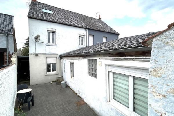 Maison 1930 semi individuelle développant 119m2 et bâtie sur