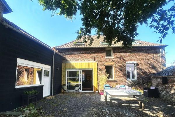 Maison de campagne bénéficiant de beaux volumes bâtie sur 18