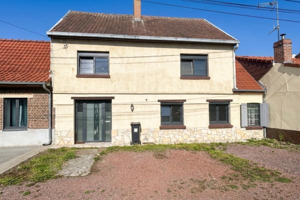 Maison mitoyenne à rénover, beau potentiel, secteur calme ! 