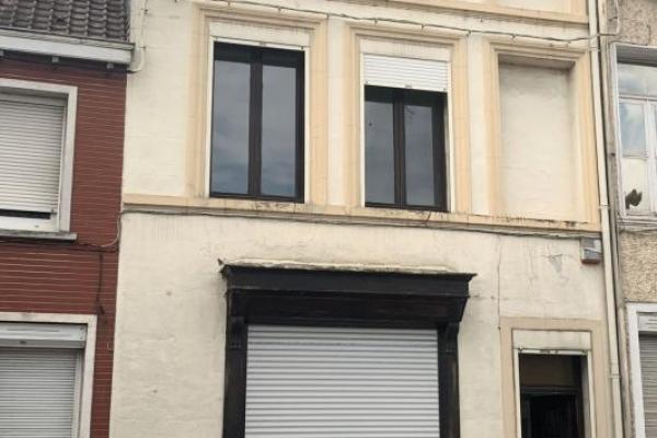 Maison 1930 mitoyenne, bon état située en centre ville + esp
