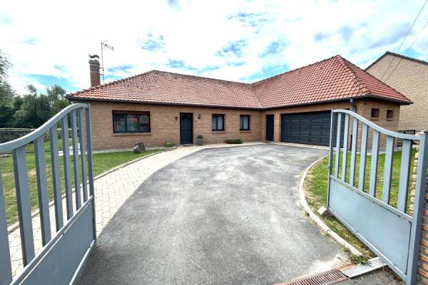 Beau plain pied individuel des années 90 développant 128m2 h