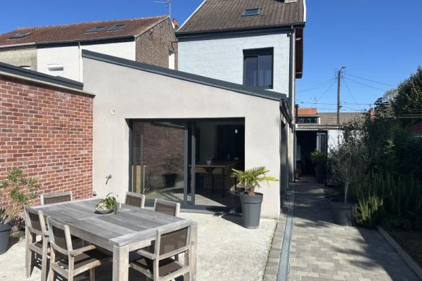 Maison 1930 semi individuelle entièrement rénovée avec gout 