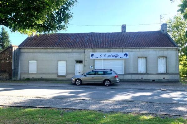 Centre du village, beau potentiel pour cette longère divisée