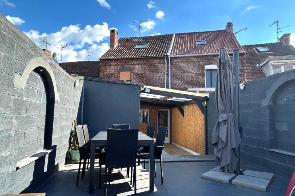 Maison 1930 mitoyenne rénovée développant 120m2 et bâtie sur