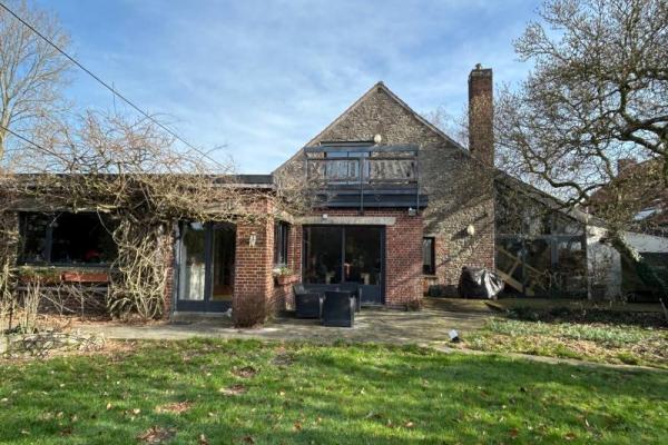 Belle maison de campagne bénéficiant de beaux volumes et bât