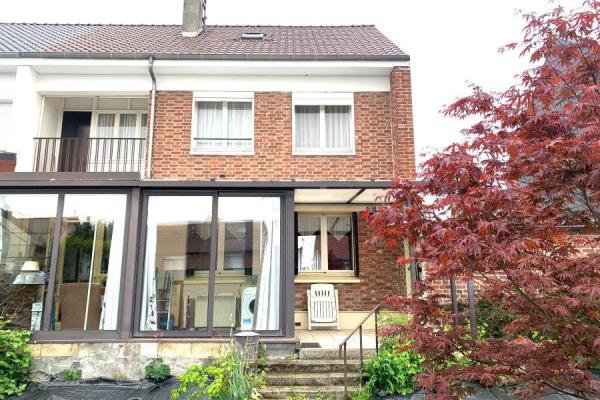 Maison semi individuelle de 93m2 avec garage bâtie sur une p