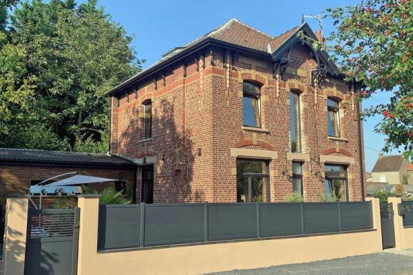 Maison bourgeoise individuelle en retrait de rue, bâtie sur 