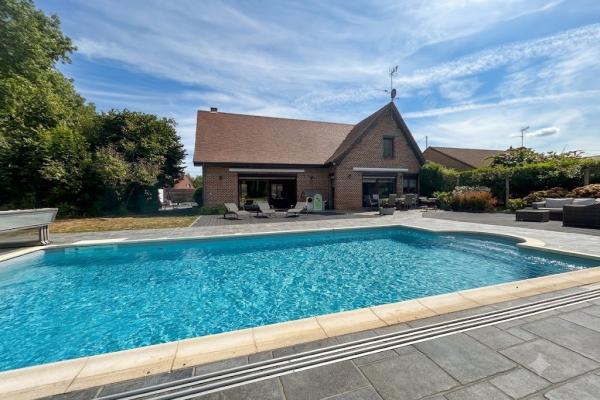 Fermette en L entièrement rénovée avec piscine chauffée déve