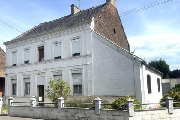 Maison de style bourgeoise, individuelle à rénover, développ