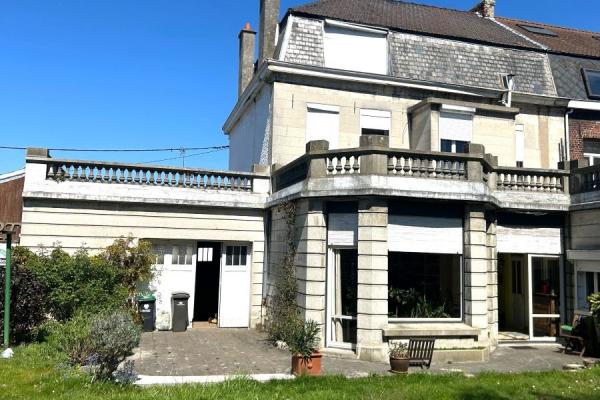 Maison bourgeoise semi individuelle située proche des commod