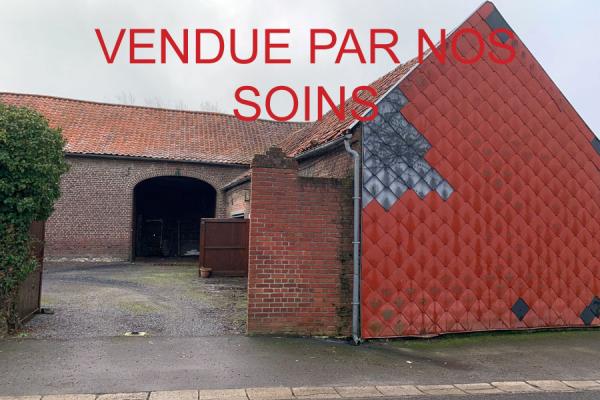Située dans une rue calme belle grange en L à aménager !! 