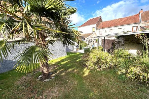 Maison semi individuelle située au coeur du village ! Très bo