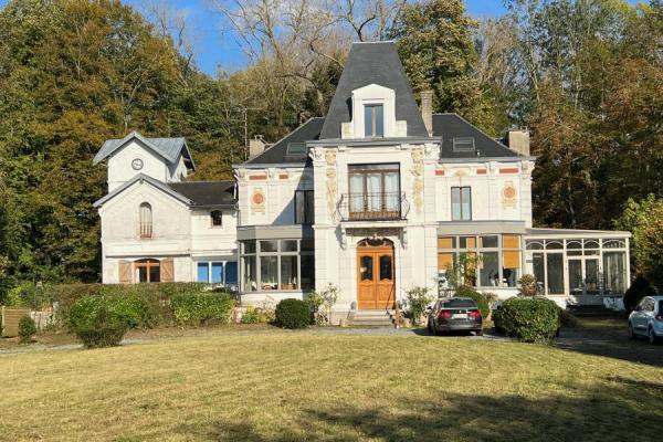 Château des années 30 avec maison d'invitée et dépendances, 