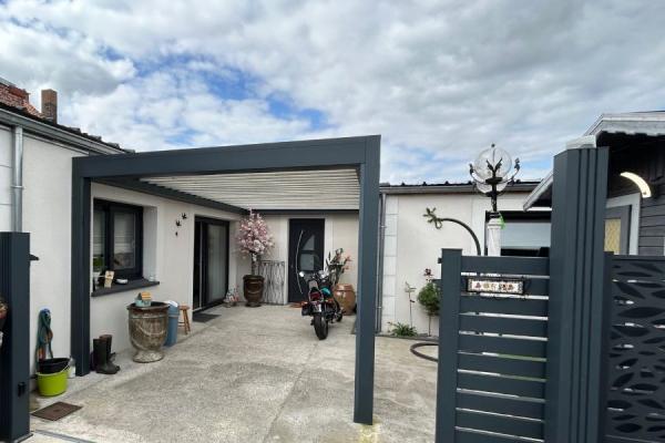 Plain-pied semi individuel entièrement rénové, avec extérieu