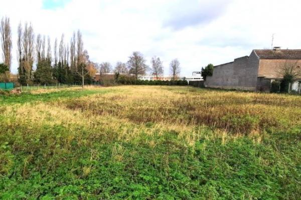 Terrain à bâtir, beau potentiel, en front de rue !