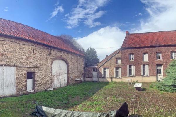 Fermette en U à rénover complétement située au centre du vil