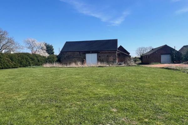 Fermette au carré bâtie sur une parcelle de 7042m2 et dévelo