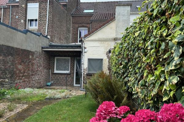 Maison 1930 mitoyenne rénovée avec garage, développant 119m2