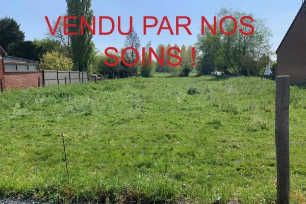 Terrain en second rang, belle superficie, rue calme ! 
