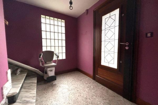 Proche des commodités beau potentiel pour cette maison indiv