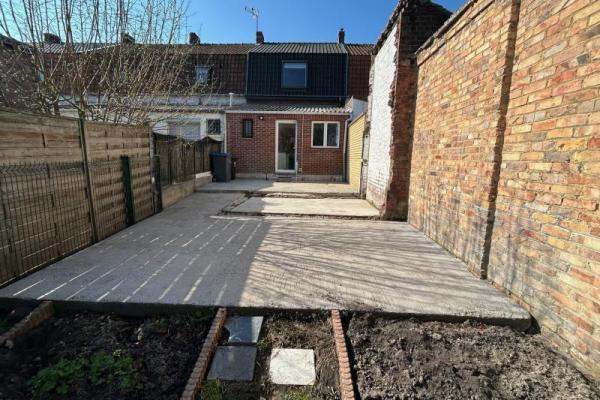 Proche frontière, maison 1930 mitoyenne entièrement rénovée 