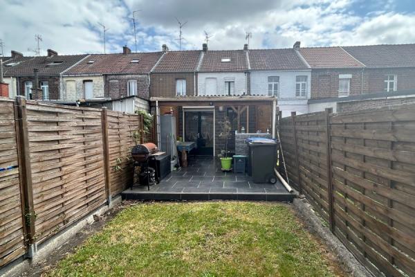 Très bon état pour cette 1930 mitoyenne rénovée avec jardin 