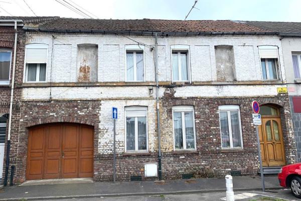 Beaux volumes pour cette 1930 double avec garage bâtie sur u