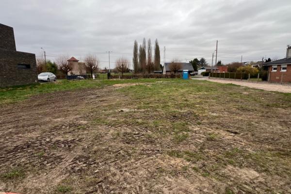 Terrain à bâtir de 954m2 exposé SUD/EST avec façade à rue de
