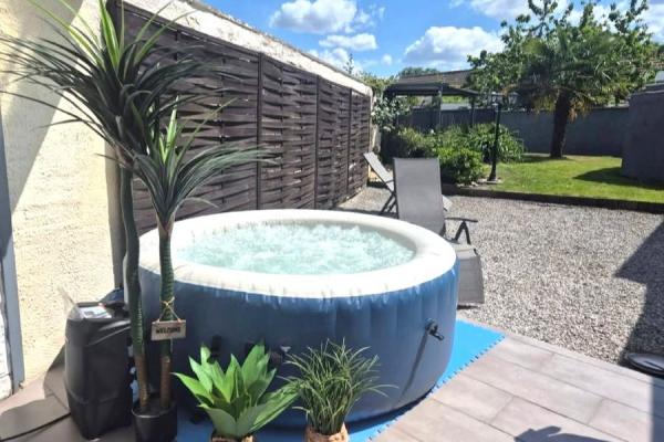 Maison semi individuelle située au coeur du village ! Très bo