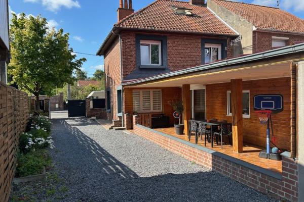 Maison semi individuelle rénovée avec gout, développant 125m
