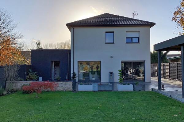 Pavillon individuel construit en 2015 sur un terrain clos et