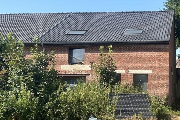 Grange à rénover développant 243m2 environ, toiture neuve ! 