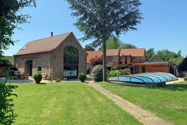 Corps de ferme entièrement rénovée avec matériaux de qualité