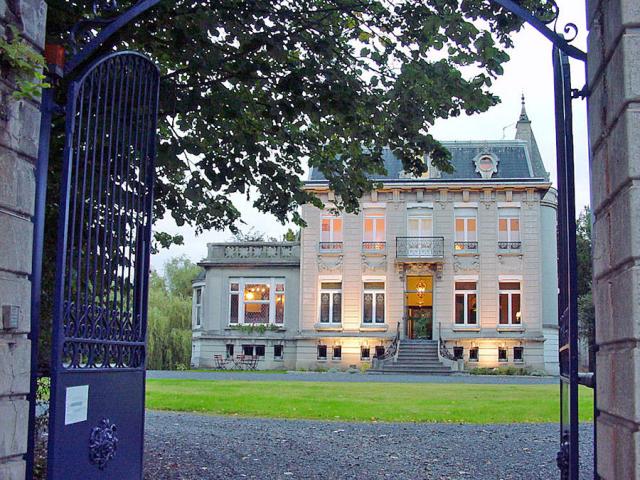 Magnifique Château de 1840 idéalement situé !  Proche gare et accès ! 